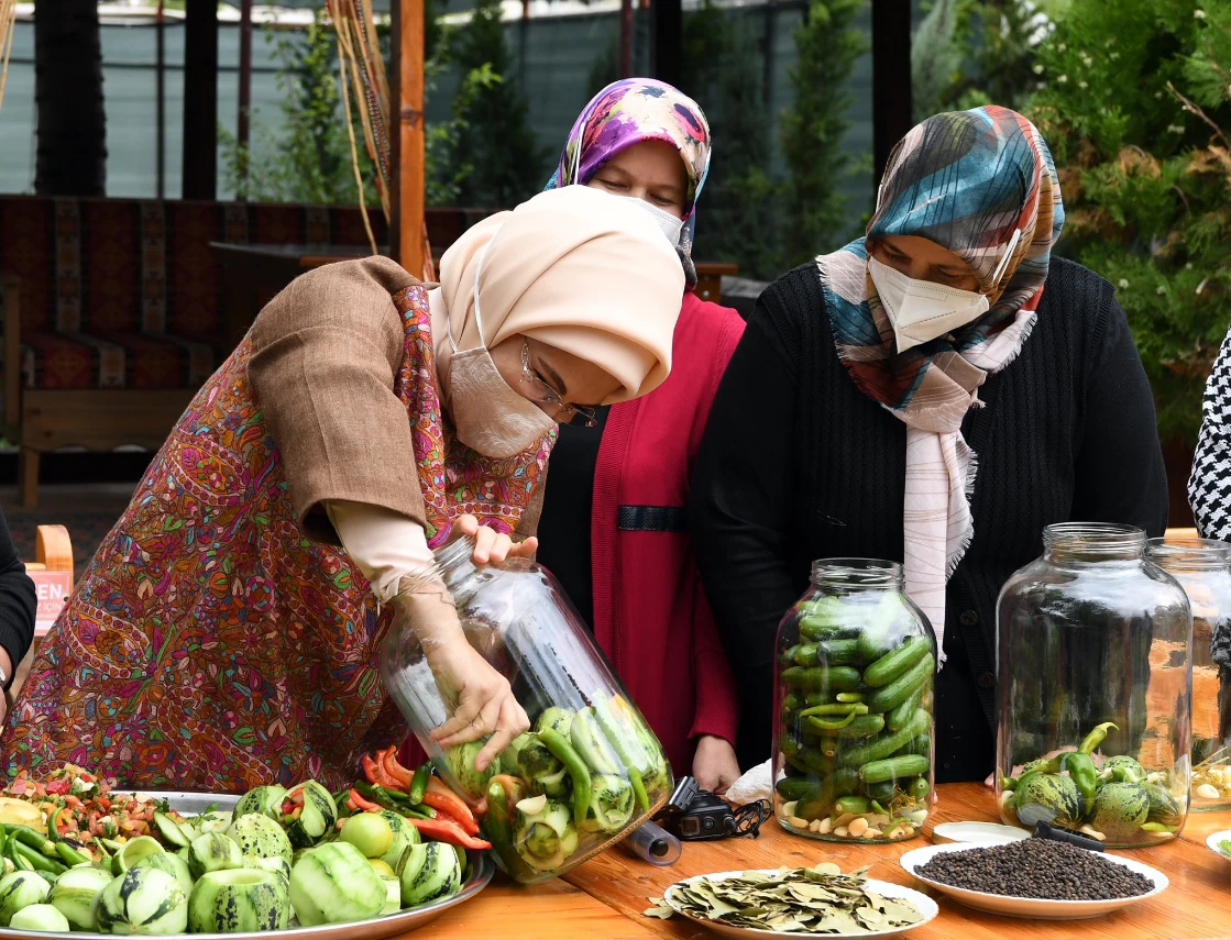Emine Erdoğan'dan turşu tarifi! Sirkeyle mi olur limonla mı?